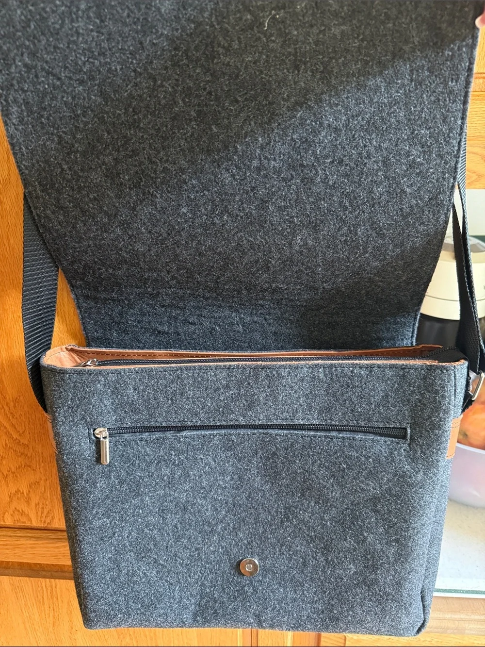Venetto Men's Charcoal Felt Messenger Bag with Contrast Leather Patch